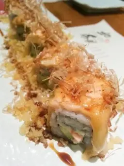 Ролл с обжаренным лососем — Hura Izakaya
