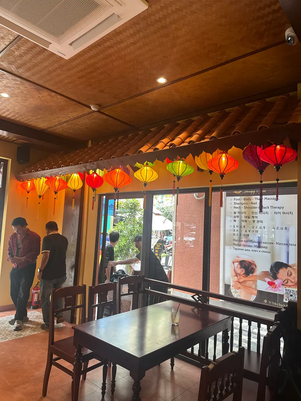 Khu vực bàn ăn gần cửa ra vào với đèn lồng treo trên cao
