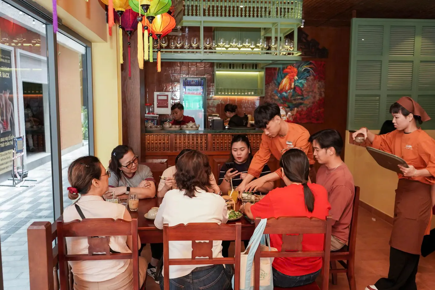 Toàn cảnh khu vực quầy bar và bàn ăn đông khách