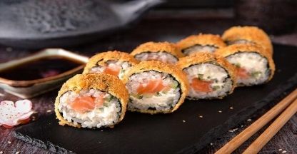 Cơm Cuộn Cá Hồi Chiên